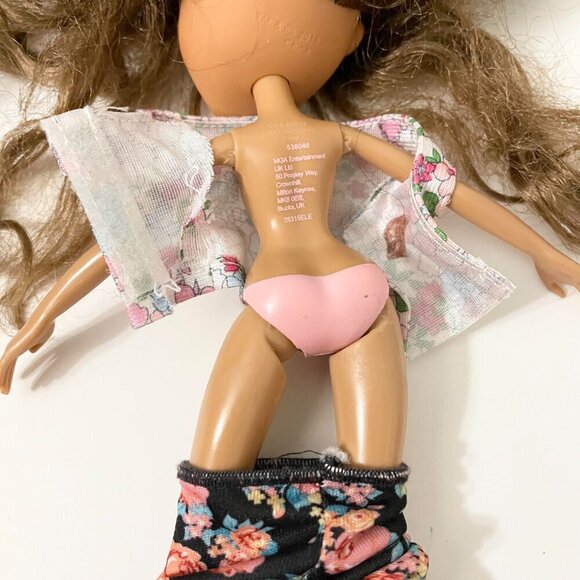 Bratz Yasmin Doll Flaws - Picture 10 of 14